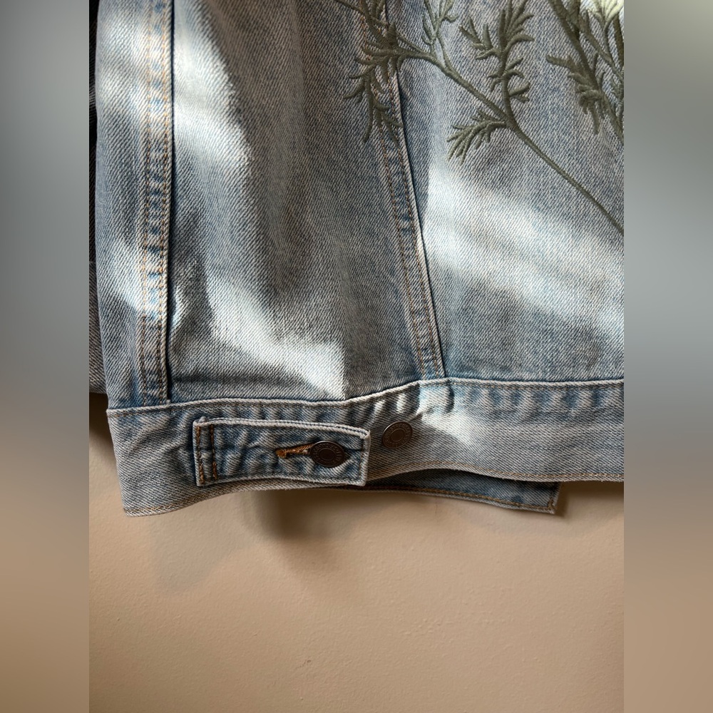 Levi's Denim Jacket with Floral Embroidery - Picture 15 of 15